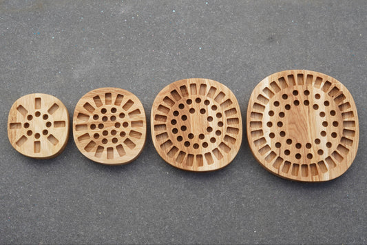 Runder Stifthalter aus Naturholz mit Logo-Gravur Himmelsholz, inspiriert von der Waldorfpädagogik