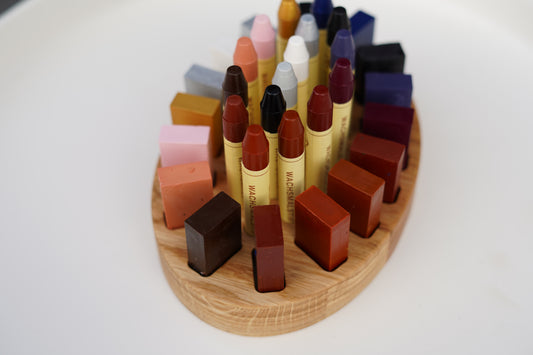 Handgefertigter ovaler Waldorf Stifthalter aus geöltem Eichenholz mit 32 Aussparungen für Stockmar Wachsmalprodukte