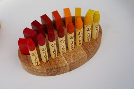 Handgefertigter ovaler Stifthalter aus geöltem Eichenholz mit Aussparungen für Stockmar Wachsmalprodukte