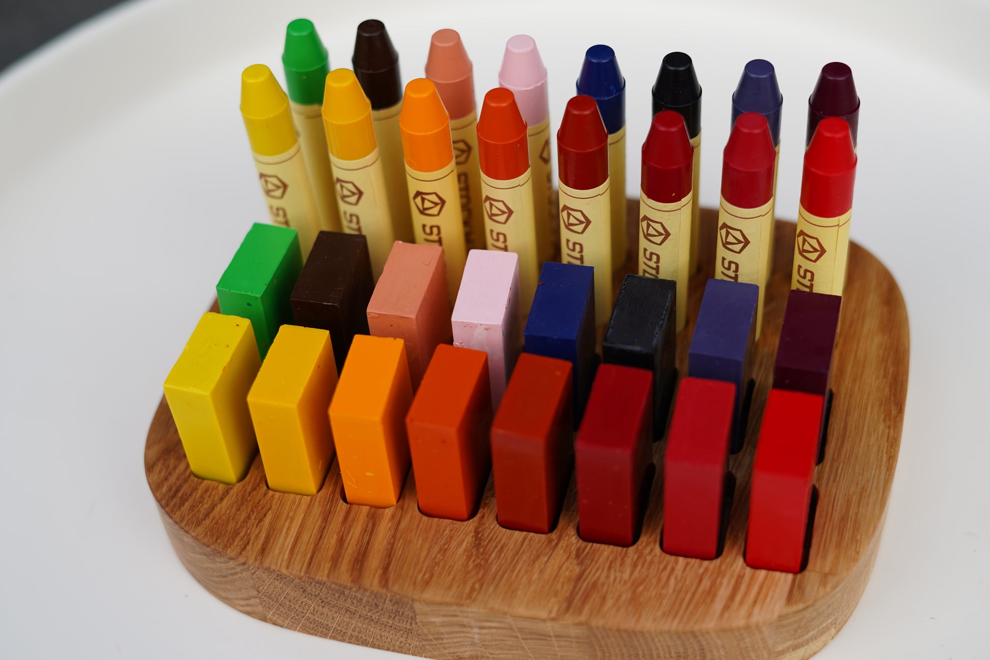 Waldorf Buntstifthalter aus Eichenholz mit Platz für 16 Stockmar Stifte und 16 Wachsmalblöcke – Himmelsholz