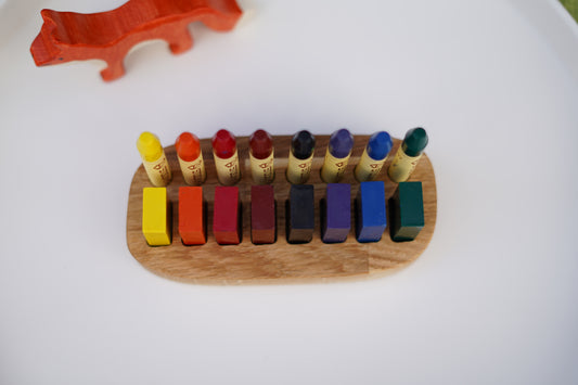 Handgefertigter Stifthalter aus geöltem Eichenholz, bestückt mit Stockmar Wachsmalblöcken und Stiften