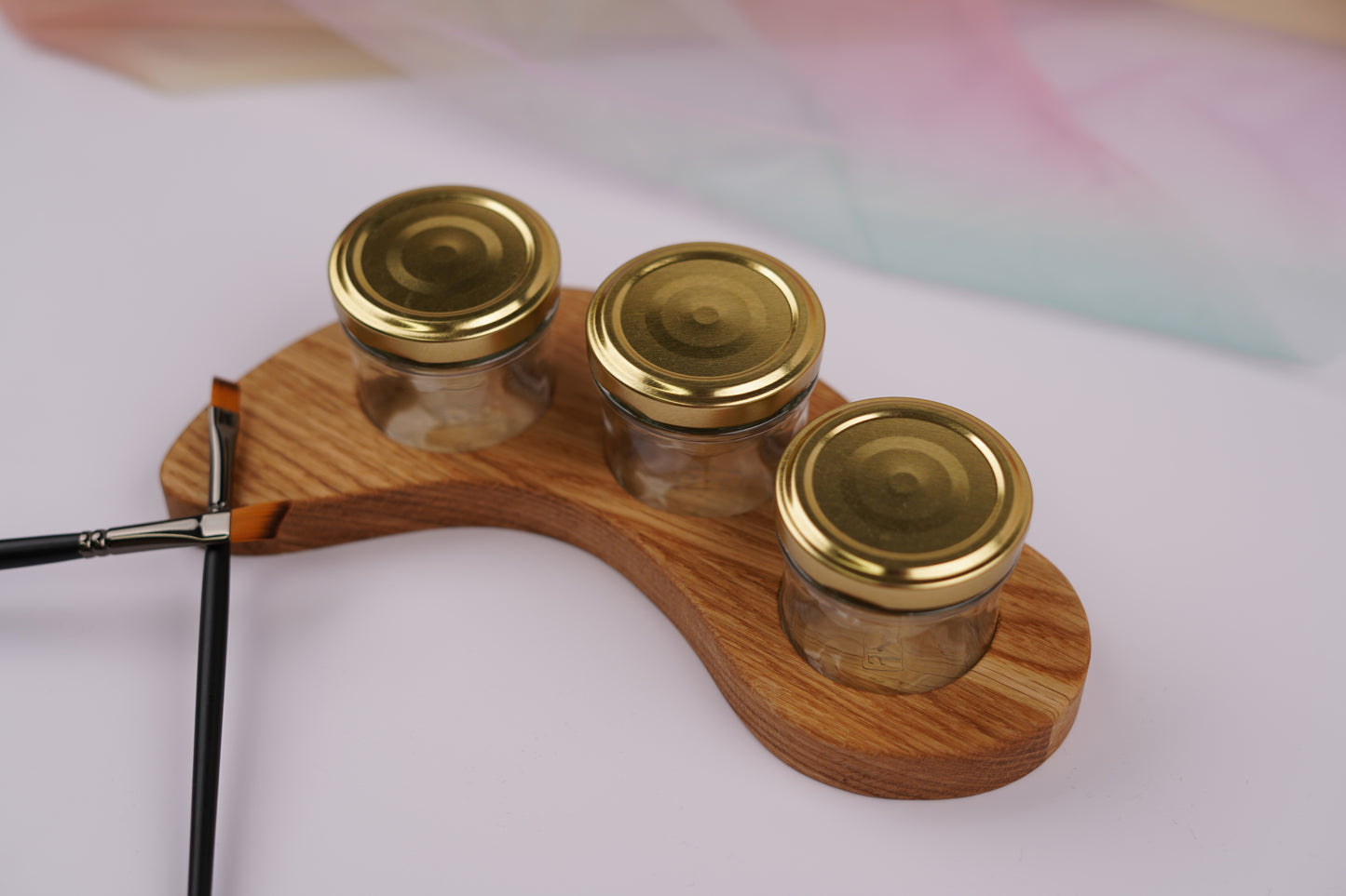 Holzhalter aus geölter Eiche – asymmetrisch mit 3 Schraubgläsern für Aquarellfarben