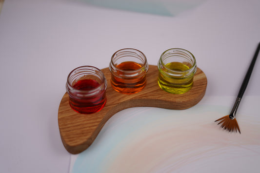 Holzhalter aus geölter Eiche – asymmetrisch mit 3 Schraubgläsern für Aquarellfarben
