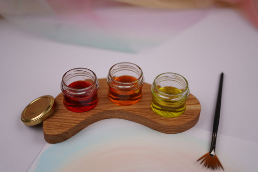 Holzhalter aus geölter Eiche – asymmetrisch mit 3 Schraubgläsern für Aquarellfarben