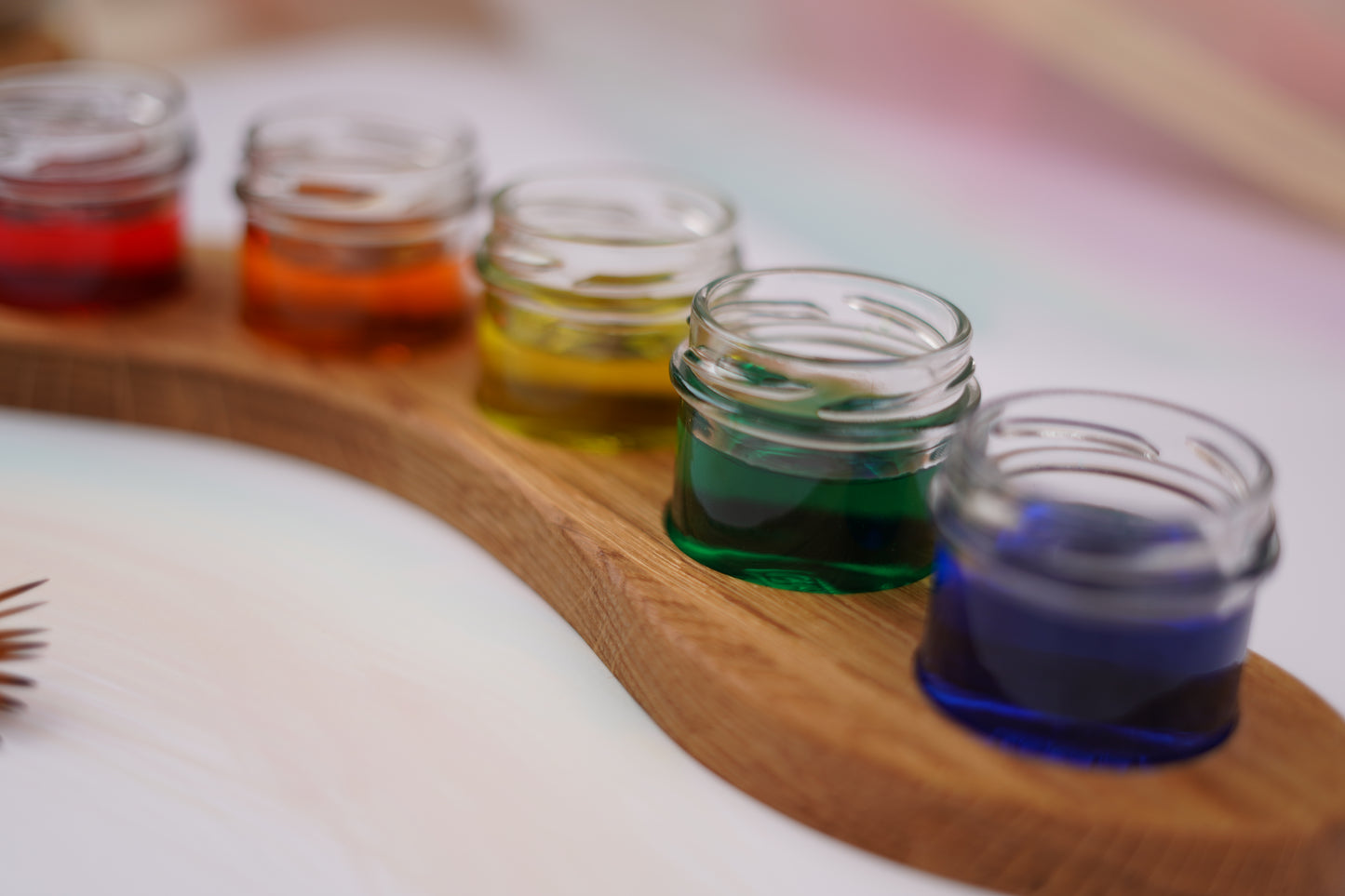 Holzhalter aus geölter Eiche, asymmetrisch mit 5 Schraubgläsern für Aquarellfarben