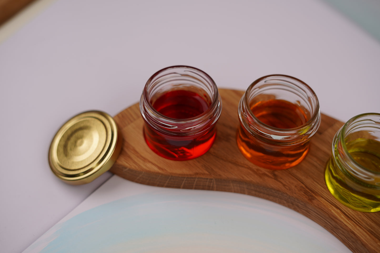 Holzhalter aus geölter Eiche, asymmetrisch mit 5 Schraubgläsern für Aquarellfarben