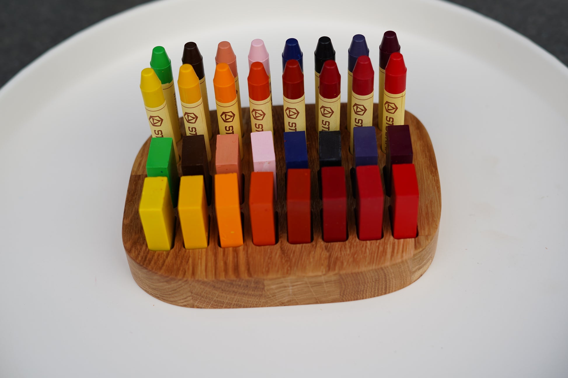 Nachhaltiger Waldorf Buntstifthalter aus geölter Eiche mit 32 Aussparungen für Stockmar Stifte und Blöcke“