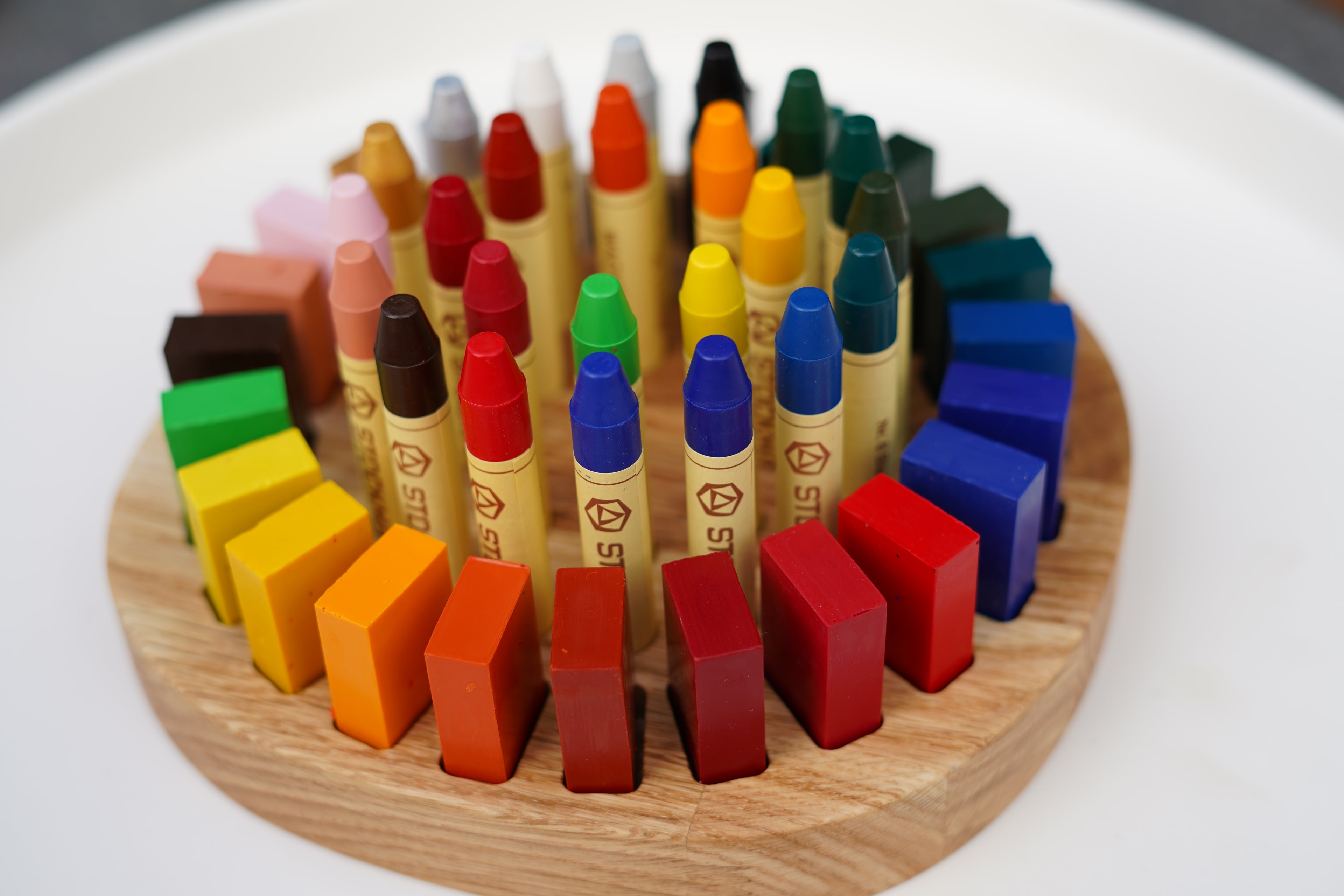 Waldorf Buntstifthalter aus Holz mit Stockmar Stiften von Himmelsholz