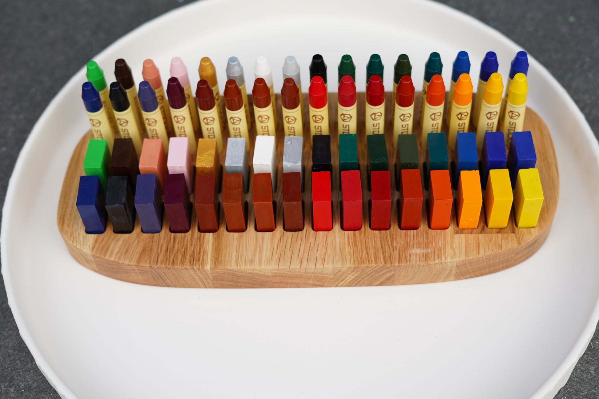 Handgefertigter Stifthalter aus massivem Eichenholz mit gefrästen Aussparungen für Stockmar Wachsmalprodukte