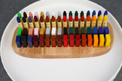 Handgefertigter Stifthalter aus massivem Eichenholz mit gefrästen Aussparungen für Stockmar Wachsmalprodukte