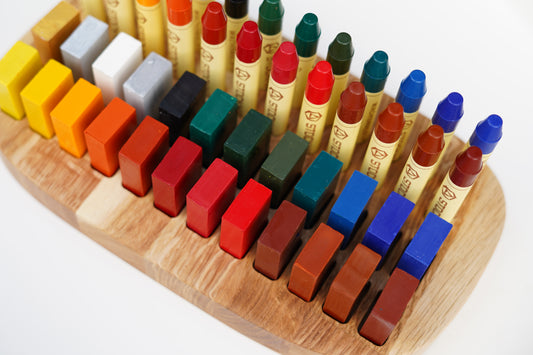 Handgefertigter Stifthalter aus massivem Eichenholz mit gefrästen Aussparungen für Stockmar Wachsmalstifte und Blöcke