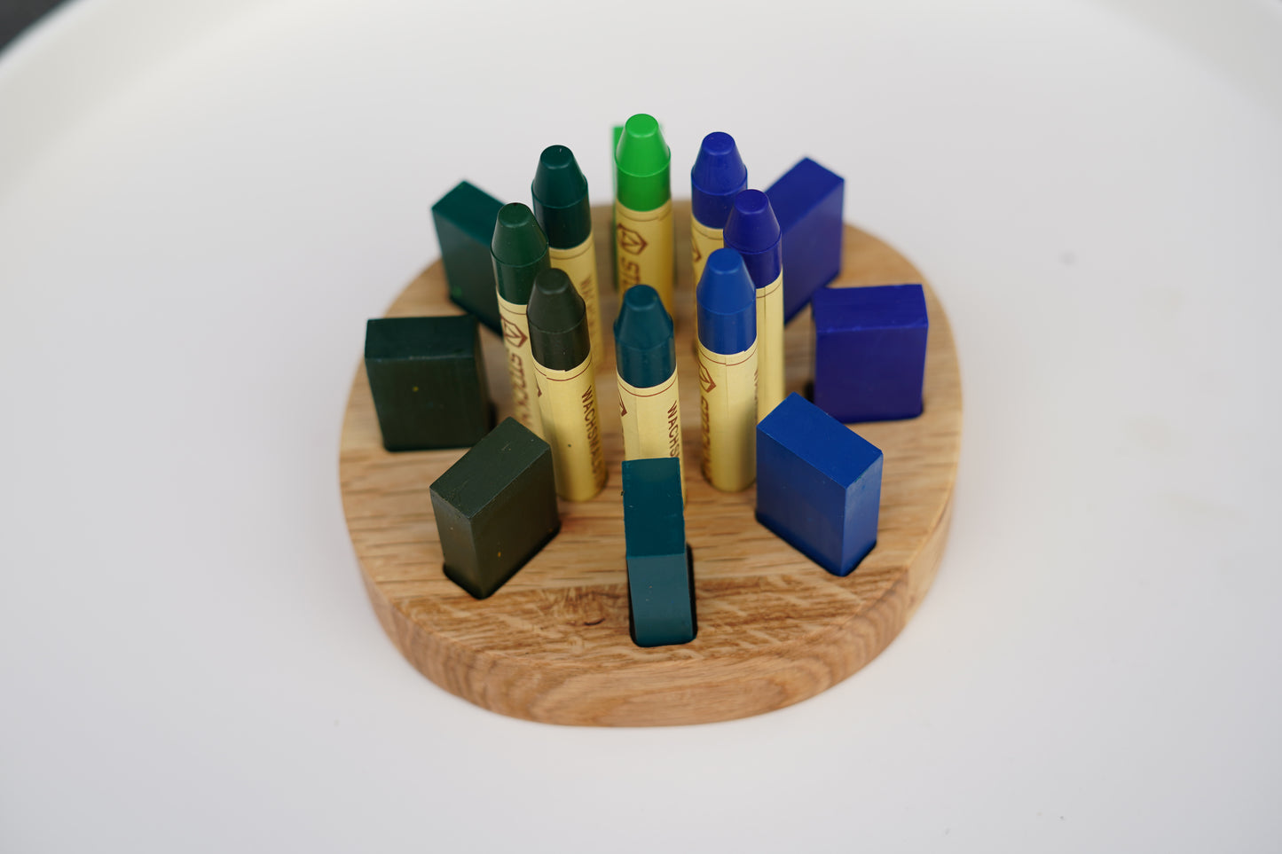 Nachhaltiger runder Buntstifthalter aus Naturholz, passend für 8 Stockmar Stifte & 8 Blöcke