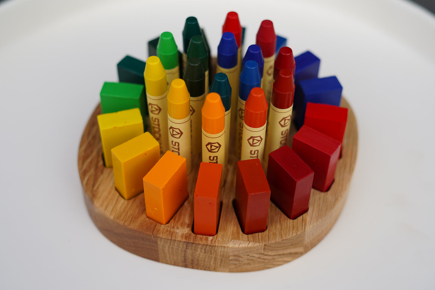 Nachhaltiger runder Buntstifthalter aus massivem Eichenholz mit 32 Aussparungen für Stockmar Stifte und Blöcke