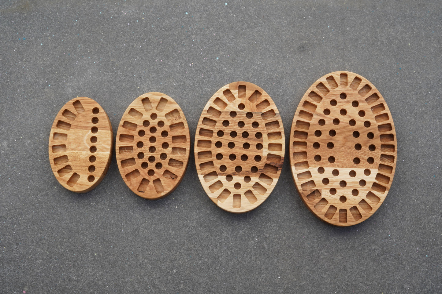 Nachhaltiger ovaler Buntstifthalter aus Eichenholz mit Logo-Gravur Himmelsholz