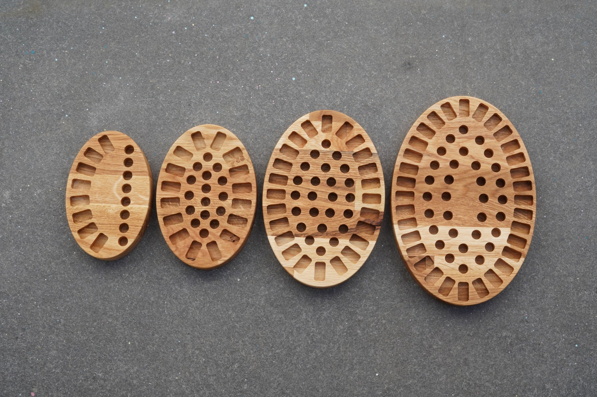 Nachhaltiger ovaler Buntstifthalter aus Eichenholz mit Logo-Gravur Himmelsholz