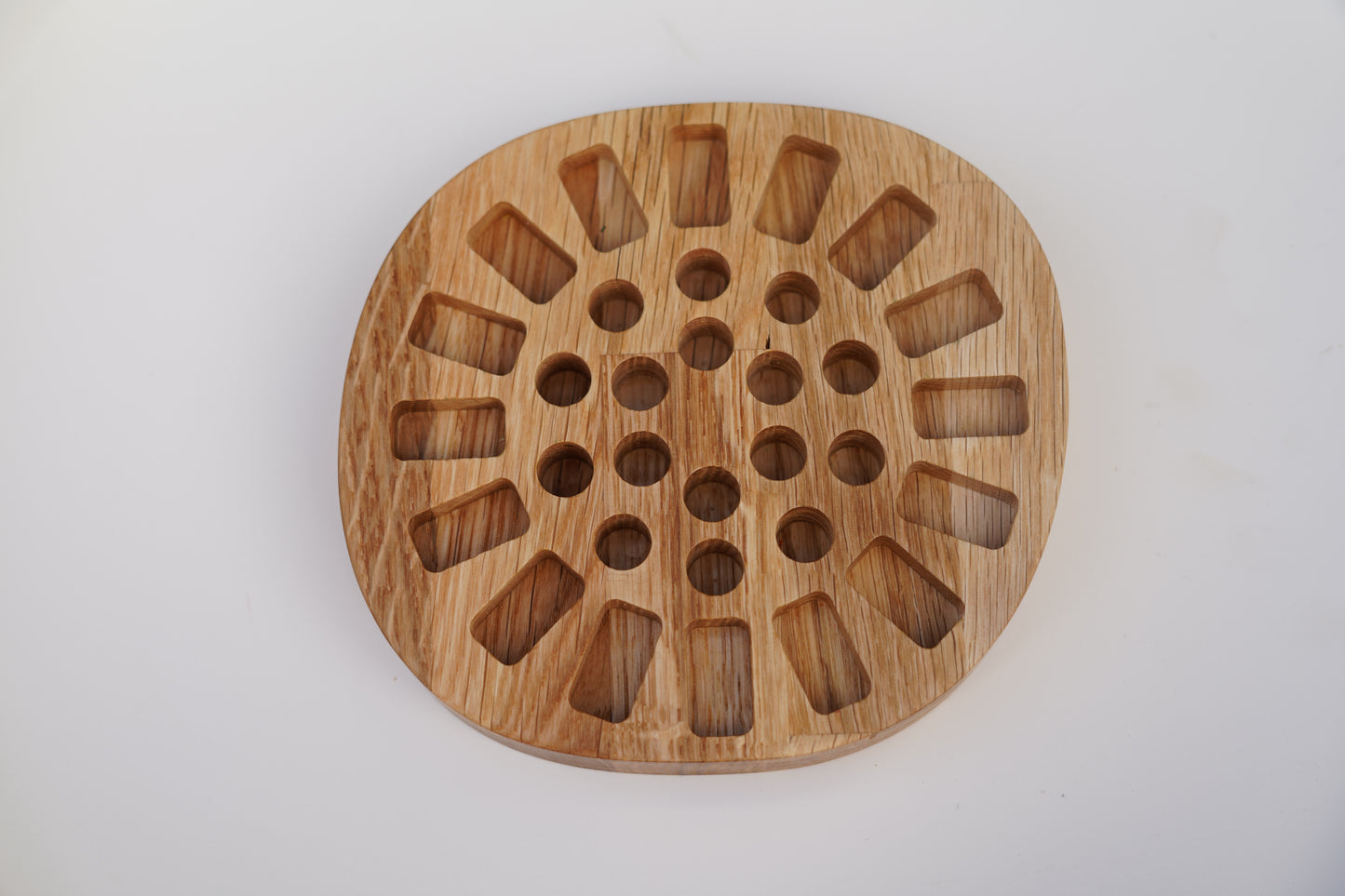 Runder Eichenholz-Stifthalter mit Logo-Gravur Himmelsholz, inspiriert von der Waldorfpädagogik