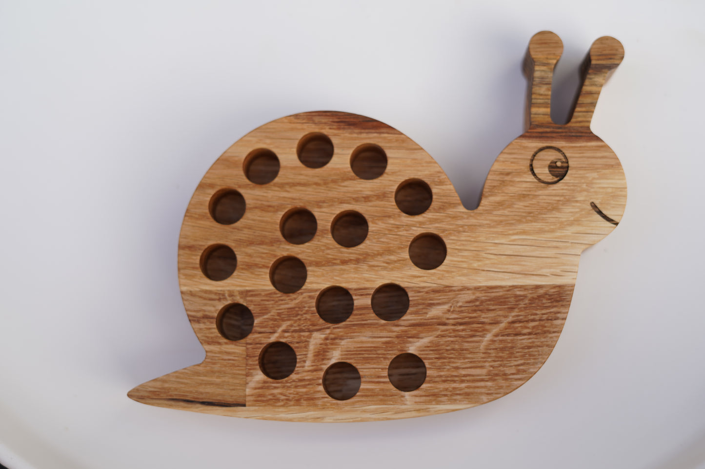 Nachhaltiger Stifthalter Schnecke aus massivem Eichenholz mit Logo-Gravur Himmelsholz