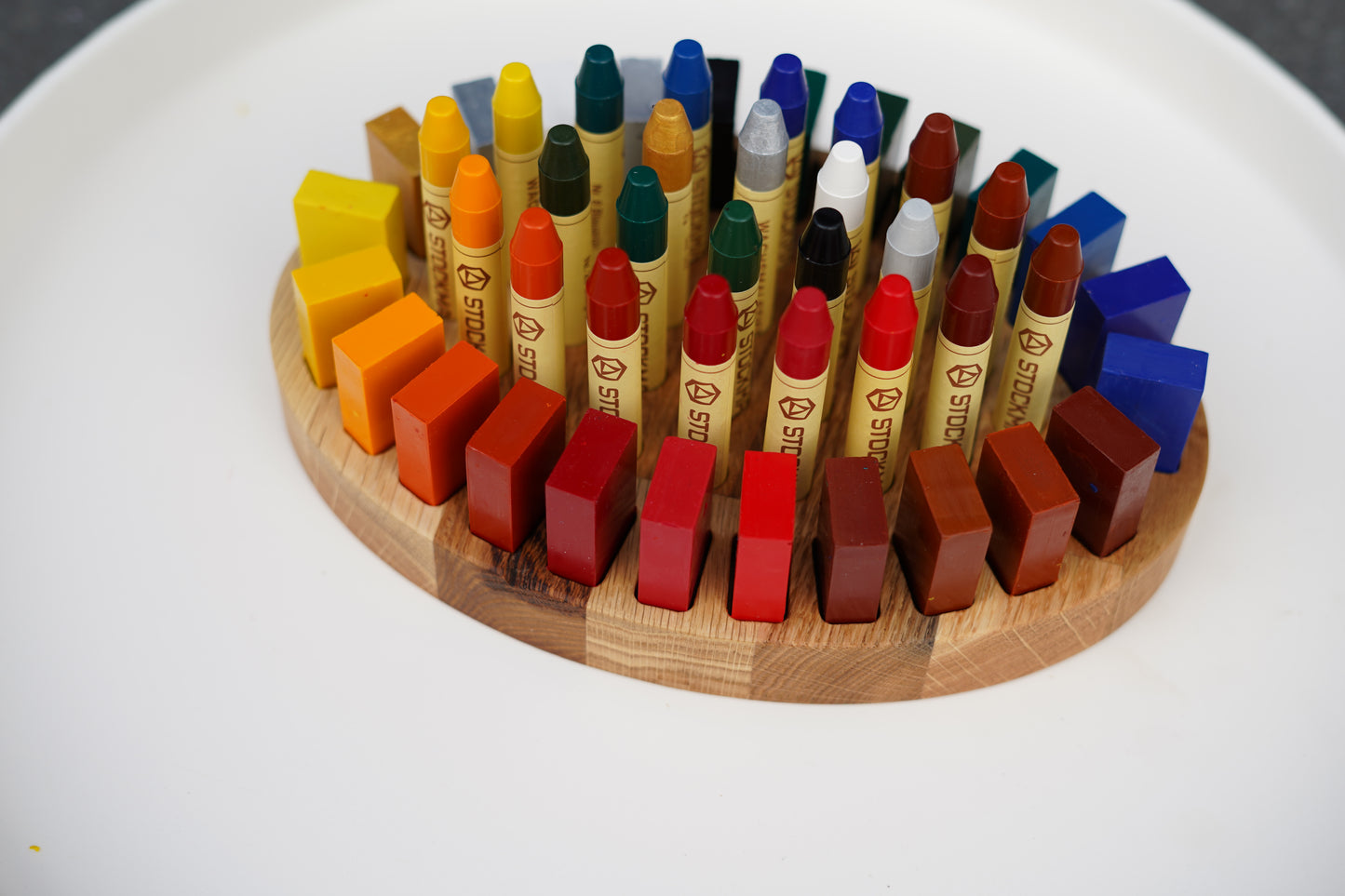 Ovaler Buntstifthalter aus Eichenholz für 24 Stockmar Stifte und 24 Wachsmalblöcke – Himmelsholz