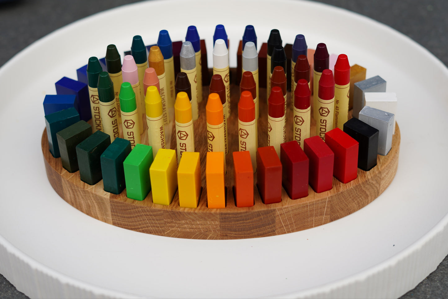 Ovaler Buntstifthalter aus Eichenholz für 32 Stockmar Stifte und 32 Wachsmalblöcke – Himmelsholz
