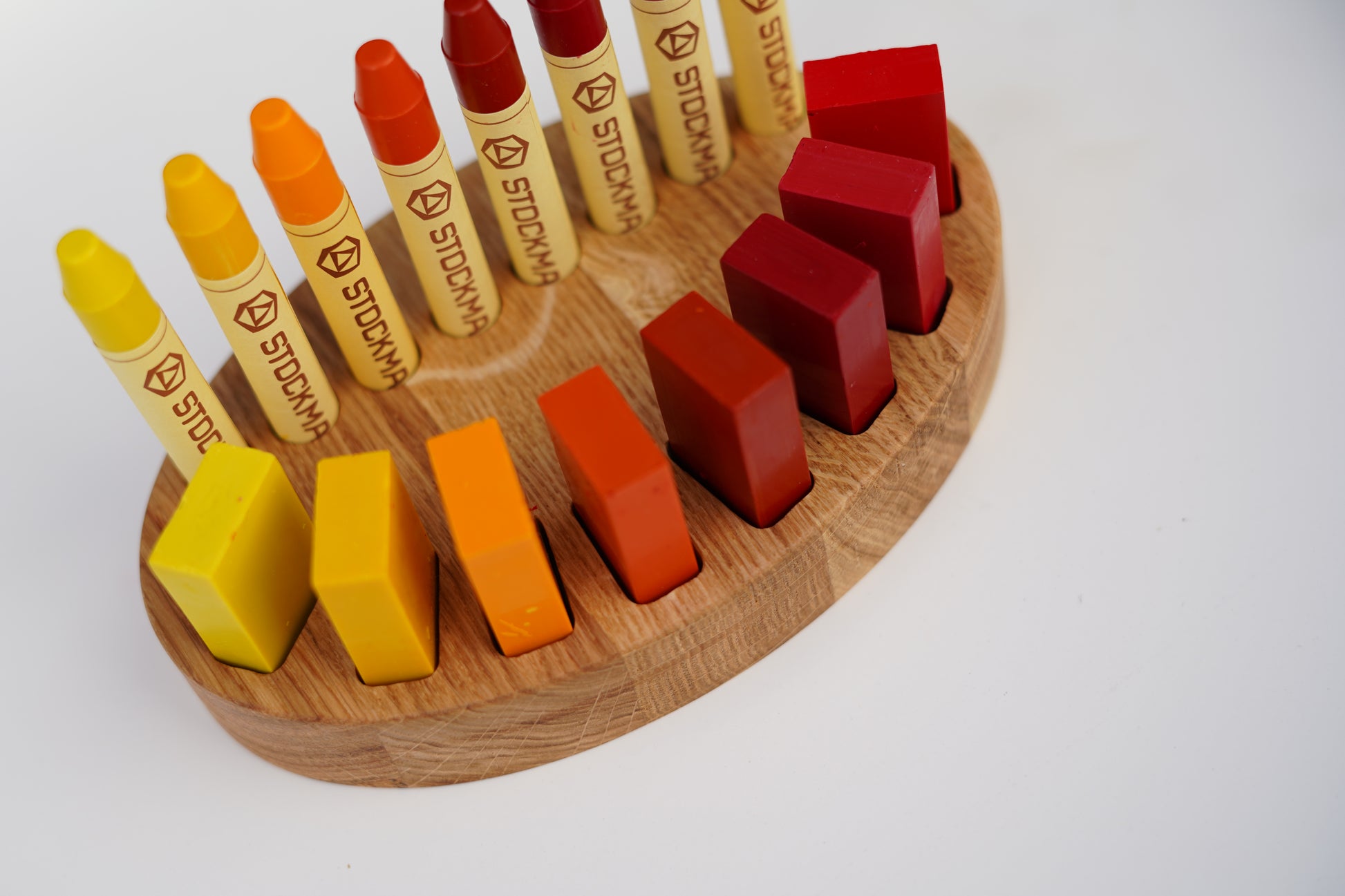 Ovaler Buntstifthalter aus Eichenholz für 8 Stockmar Stifte und 8 Wachsmalblöcke – Himmelsholz