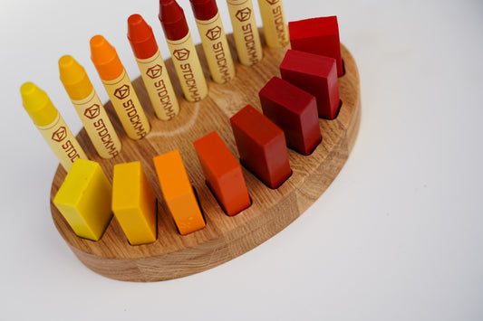 Ovaler Buntstifthalter aus Eichenholz für 8 Stockmar Stifte und 8 Wachsmalblöcke – Himmelsholz