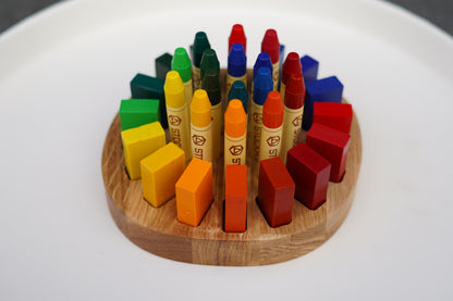 Runder Buntstifthalter aus Eichenholz für 16 Stockmar Stifte und 16 Wachsmalblöcke – Himmelsholz
