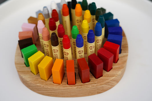 Runder Buntstifthalter aus Eichenholz für 24 Stockmar Stifte und 24 Wachsmalblöcke – Himmelsholz