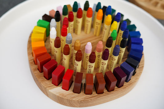 Runder Buntstifthalter aus Eichenholz für 32 Stockmar Stifte und 32 Wachsmalblöcke – Himmelsholz