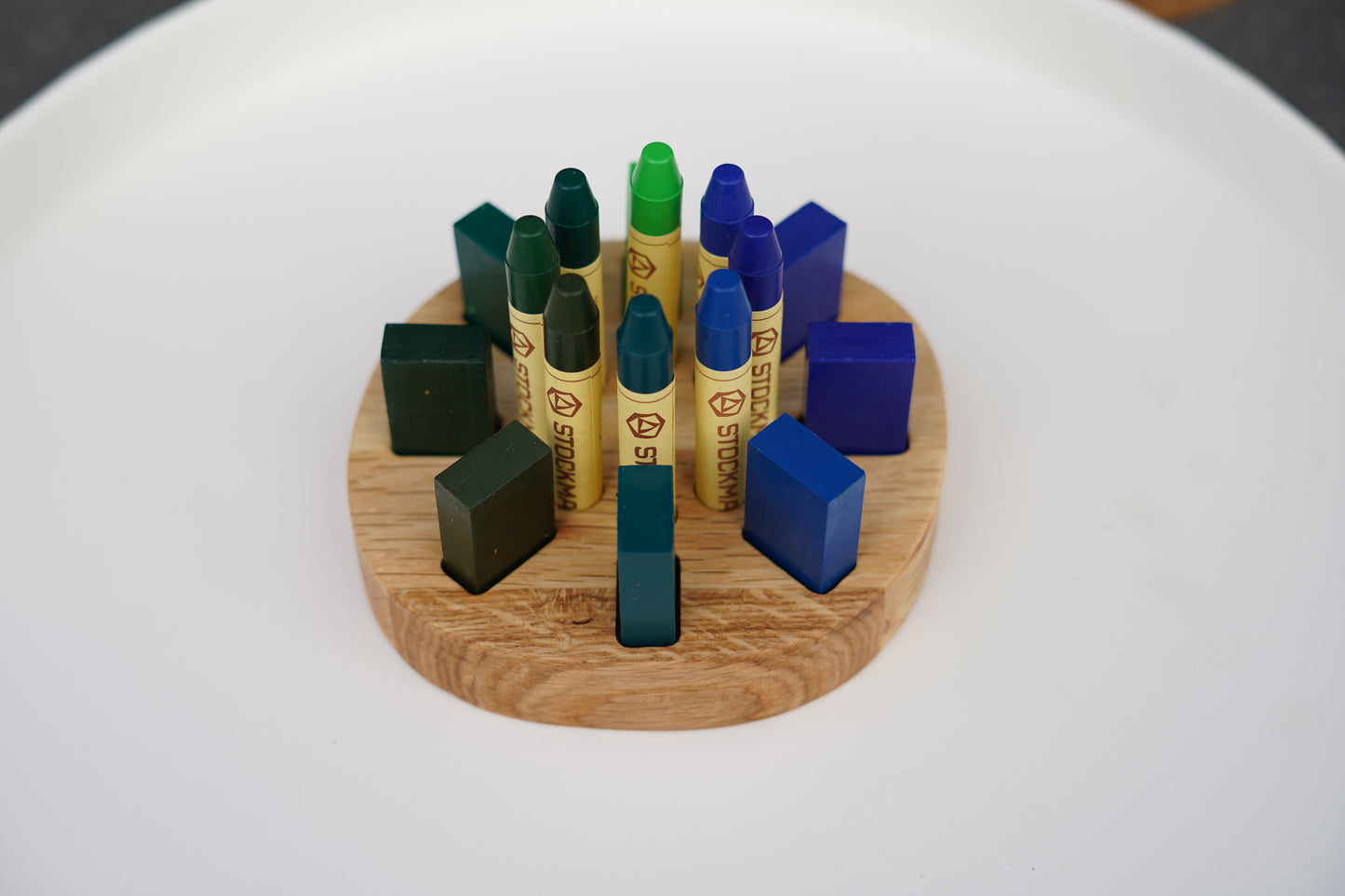 Runder Buntstifthalter aus Eichenholz für 8 Stockmar Stifte und 8 Wachsmalblöcke – Himmelsholz