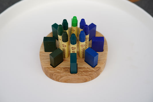 Runder Buntstifthalter aus Eichenholz für 8 Stockmar Stifte und 8 Wachsmalblöcke – Himmelsholz