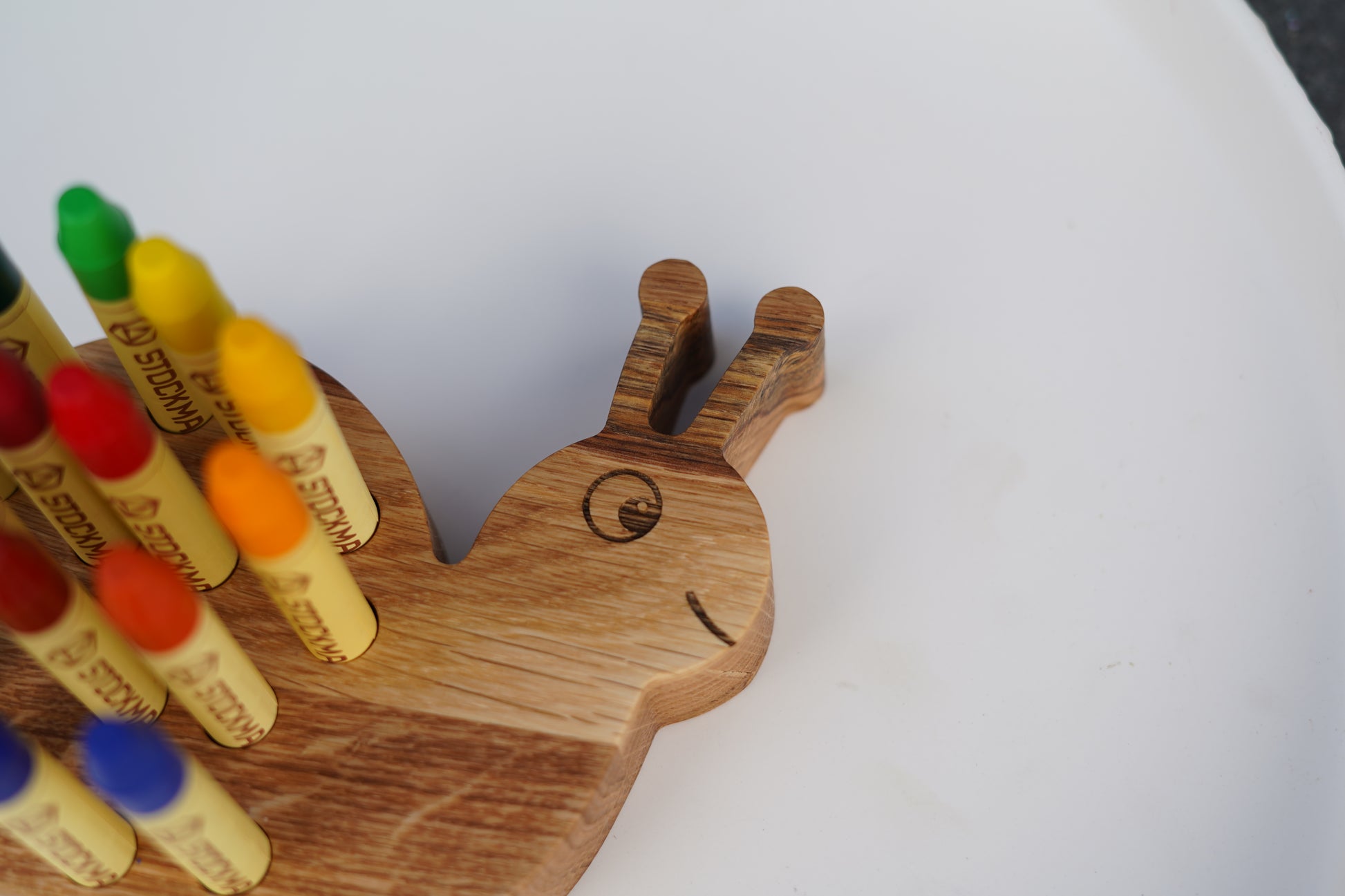 Waldorf Wachsmalstifthalter Schnecke 17 × 13 cm aus Naturholz, passend für 16 Stockmar Stifte