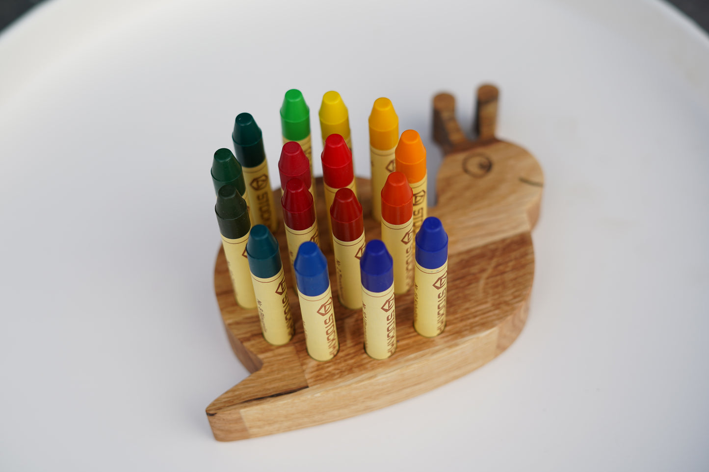 Handgefertigter Stifthalter in Schneckenform aus geöltem Eichenholz für Stockmar Wachsmalstifte