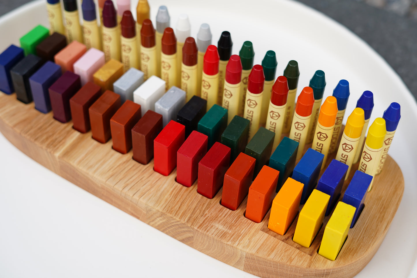 Waldorf Buntstifthalter aus Eichenholz für 32 Stockmar Stifte und 32 Wachsmalblöcke – Himmelsholz