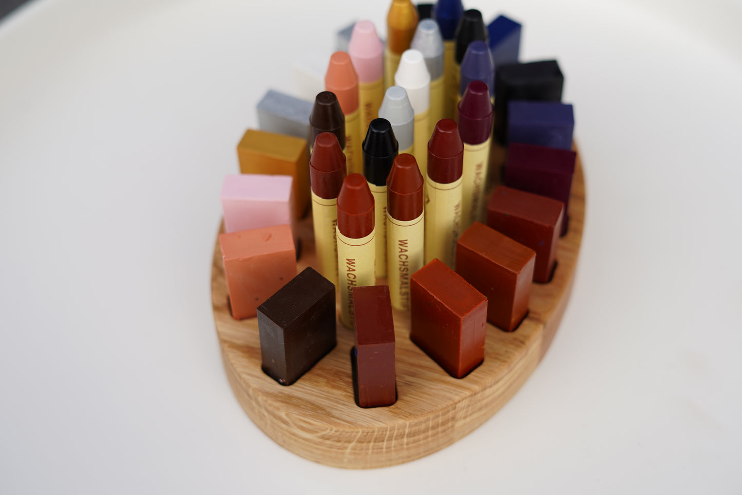 Handgefertigter ovaler Waldorf Stifthalter aus geöltem Eichenholz mit 32 Aussparungen für Stockmar Wachsmalprodukte