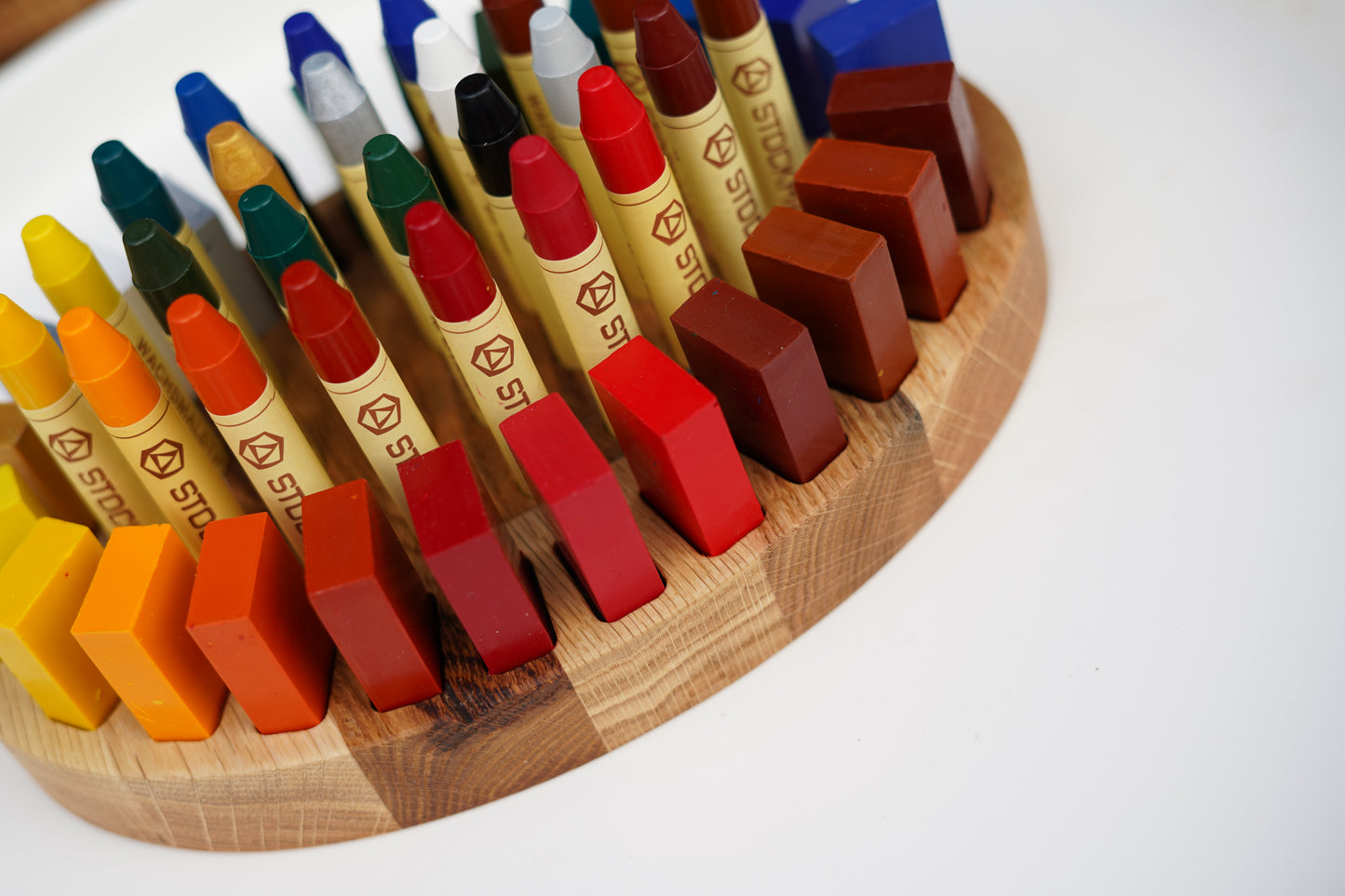 Handgefertigter ovaler Waldorf Stifthalter 23 × 16 cm aus geöltem Eichenholz