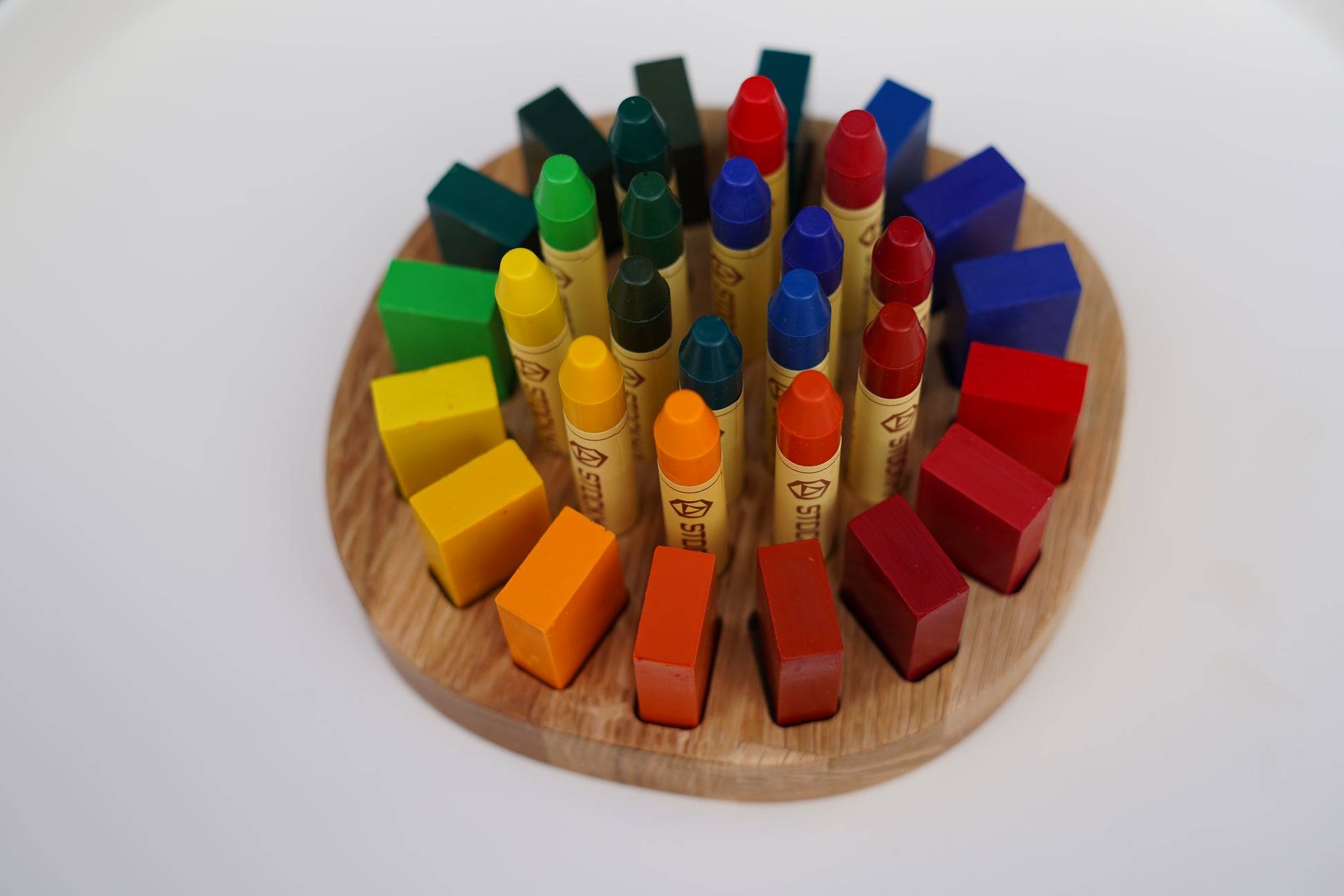 Handgefertigter runder Waldorf Stifthalter 16 × 15 cm aus geöltem Eichenholz, passend für Stockmar Produkte