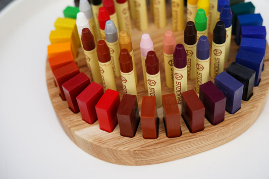 Handgefertigter runder Waldorf Stifthalter 24 × 23 cm aus geöltem Eichenholz für Stockmar Wachsmalprodukte