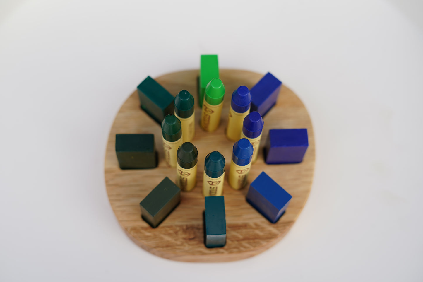 Handgefertigter kleiner runder Waldorf Stifthalter 14 × 13 cm aus geöltem Eichenholz